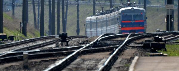 Электричка подъезжает к станции, архивное фото - Sputnik Беларусь