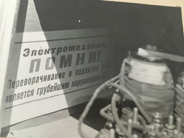 Плакат в релейном шкафу сигнальной точки №7702 Плакат в релейном шкафу сигнальной точки №7702 - Sputnik Беларусь