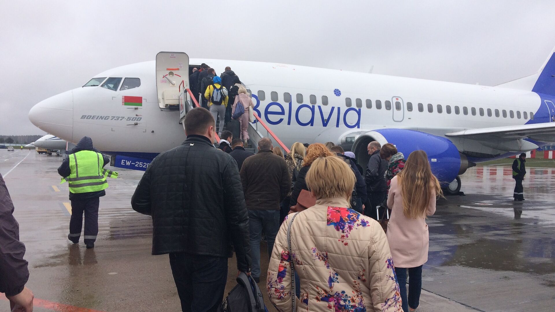 Рейсом в Брюссель летели 11 транзитных пассажиров из России, Казахстана и Украины - Sputnik Беларусь, 1920, 19.04.2022