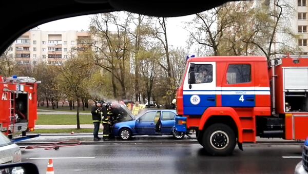 Легковой автомобиль горел утром в Минске - Sputnik Беларусь