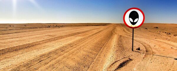 Табличка внимание, инопланетяне в пустыне - Sputnik Беларусь