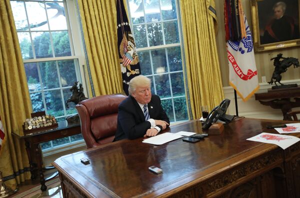 Президент США Дональд Трамп в Овальном кабинете Белого дома - Sputnik Беларусь