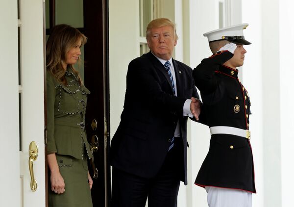 Президент США Дональд Трамп похлопывает по спине морского пехотинца, обеспечивающего охрану Белого дома - Sputnik Беларусь