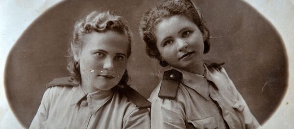 Мама Валентина Елизарьева (слева) во время службы в армии - Sputnik Беларусь