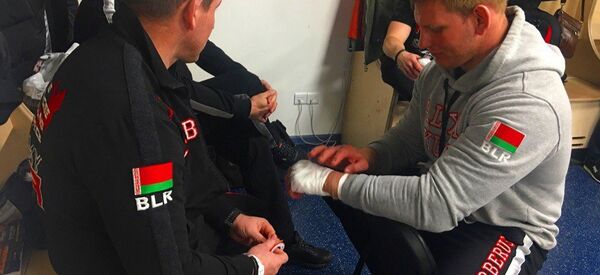 Белорусский боец Алексей Кудин (справа) готовится к бою Белорусский боец Алексей Кудин (справа) готовится к бою - Sputnik Беларусь