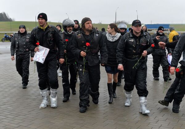 Участники мотопробега Дороги Победы возложили цветы к мемориалу Курган Славы - Sputnik Беларусь