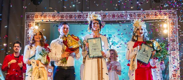 Пераможца конкурсу Гарадзенская беларусачка Анастасія Трафімчык (у цэнтры) - Sputnik Беларусь