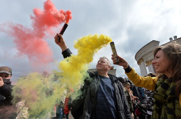 29 красавіка ў сталічным парку Dreamland прайшоў першы дзень Фестывалю каляровага дыму, які арганізоўвае арт-праект Разам Запальваем з Санкт-Пецярбурга - Sputnik Беларусь