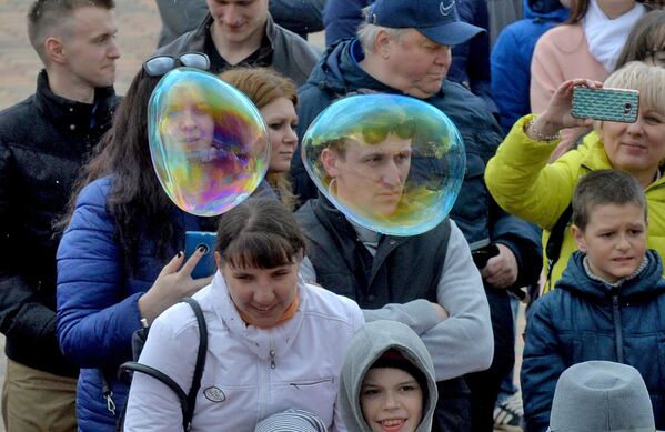 Мыльные пузыри раскрасили серый день - Sputnik Беларусь