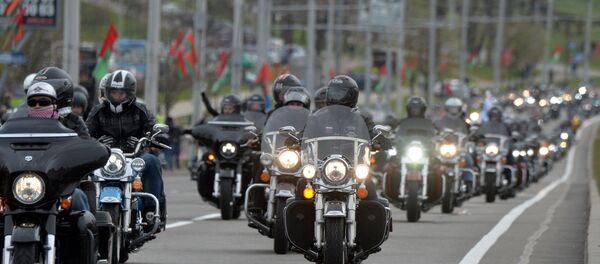 Колонна байкеров по проспекту победителей движется к Дому футбола - Sputnik Беларусь