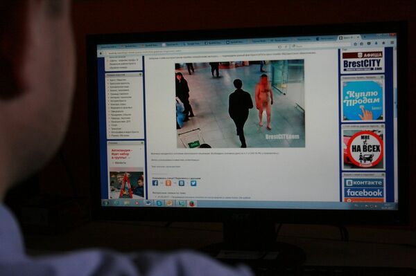 В Бресте задержали голого мужчину, гулявшего по торговому центру В Бресте задержали голого мужчину, гулявшего по торговому центру - Sputnik Беларусь