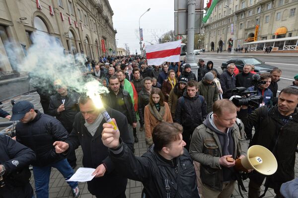 Митингующие прошли от площади Октябрьской к Красному костелу - Sputnik Беларусь