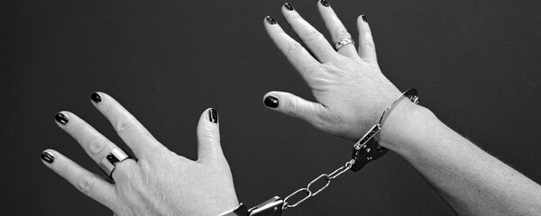 Скованные одной цепью: 4 страстных позы с использованием наручников