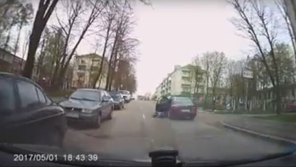 Нетрезвый водитель прокатил инспектора ГАИ на двери Мерседеса - Sputnik Беларусь