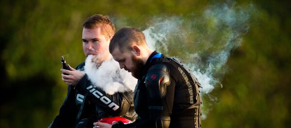 Молодые люди курят электронные сигареты, архивное фото - Sputnik Беларусь