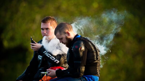 Молодые люди курят электронные сигареты, архивное фото - Sputnik Беларусь