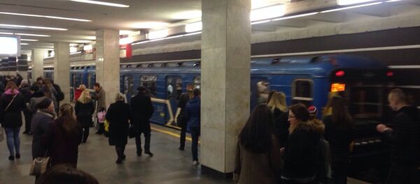 Пассажиры на станции минского метро - Sputnik Беларусь
