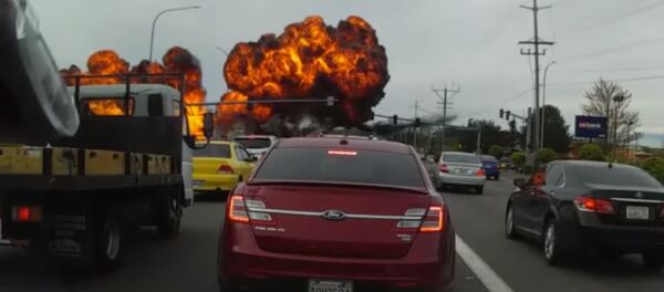 В США одномоторный самолет упал на проезжую часть - Sputnik Беларусь