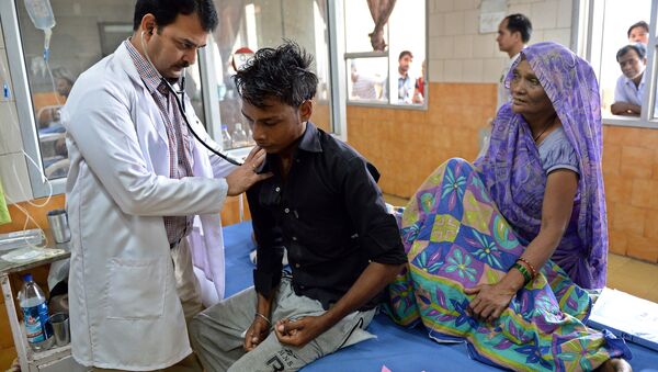 Врач осматривает пациентов в больнице в Индии, архивное фото - Sputnik Беларусь