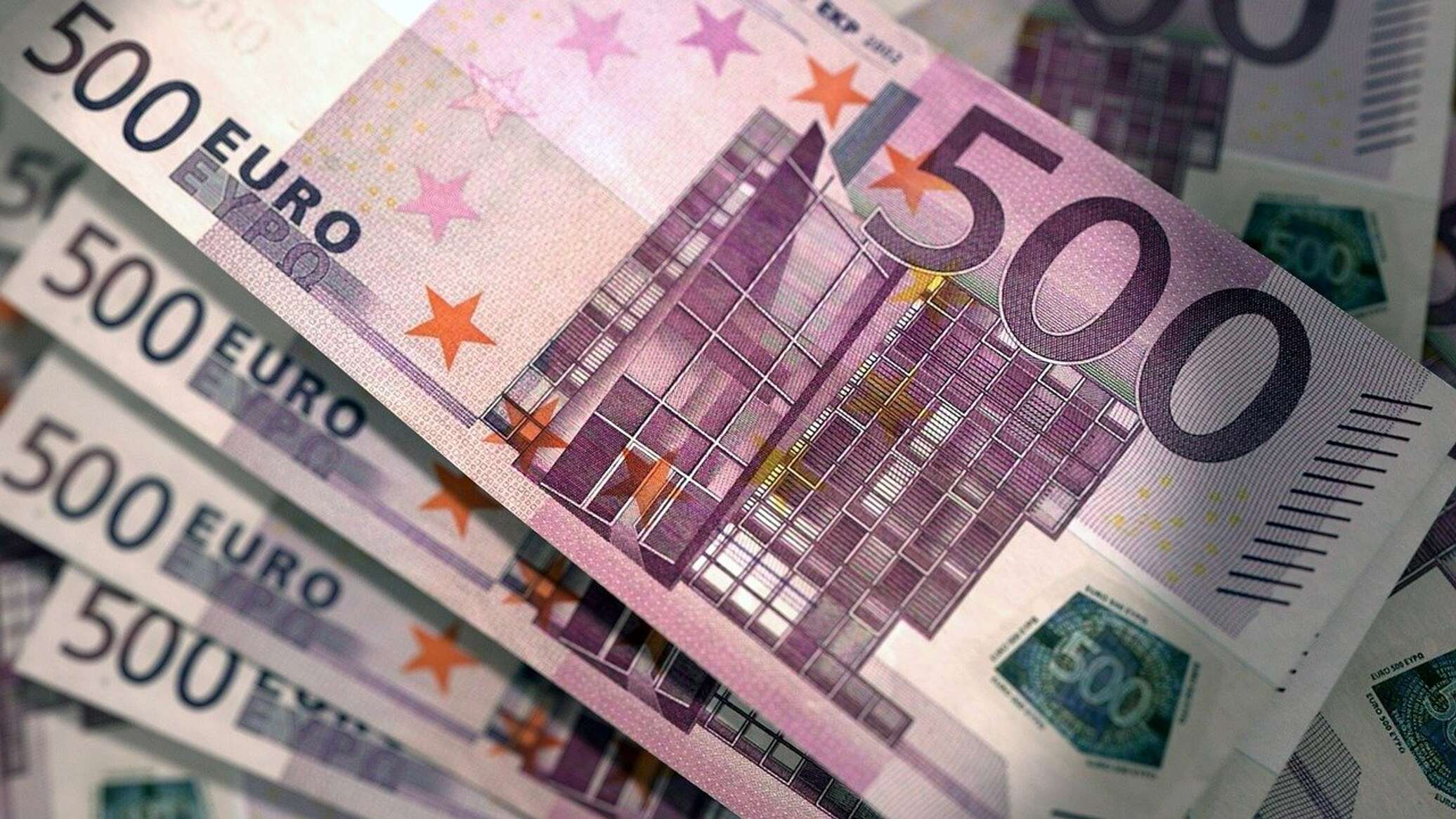 Большая купюра евро. Деньги евро. Евро валюта. Купюры евро. Евро картинки.