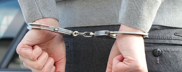 Подозреваемый в наручниках, архивное фото - Sputnik Беларусь