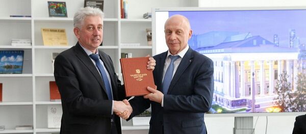 Раман Матульскі перадаў у дар факсімільнае выданне Кніжная спадчына Францыска Скарыны Літоўскай нацыянальнай бібліятэцы Раман Матульскі перадаў у дар факсімільнае выданне Кніжная спадчына Францыска Скарыны Літоўскай нацыянальнай бібліятэцы - Sputnik Беларусь