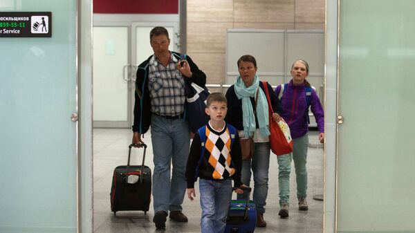 Туристы в аэропорту Пулково в Санкт-Петербурге, архивное фото - Sputnik Беларусь