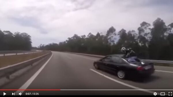 Байкер в Португалии оседлал едва не убившую его машину, видео - Sputnik Беларусь