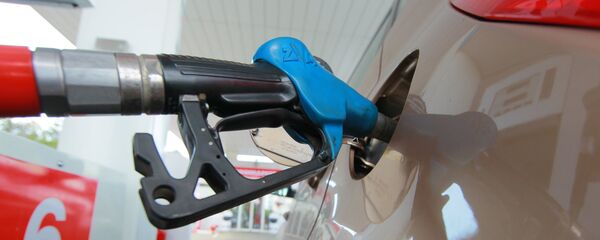 Заправочный пистолет в горловине бензобака, архивное фото - Sputnik Беларусь