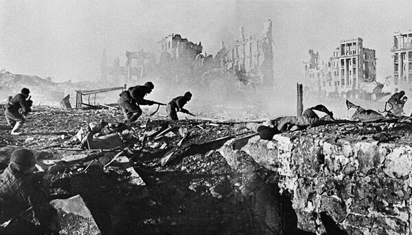 Сталинградская битва. Штурм дома. Ноябрь 1942 года. Сталинградская битва. Штурм дома. Ноябрь 1942 года. - Sputnik Беларусь