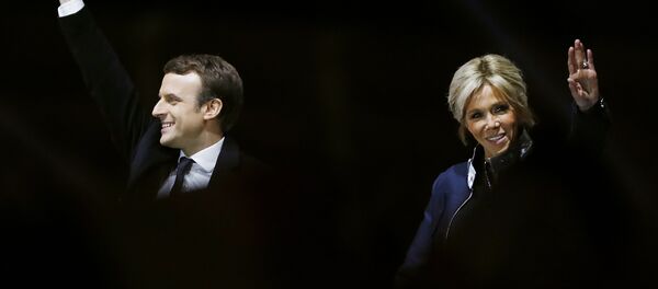 Избранный президент Франции Эммануэль Макрон с супругой в день победы на выборах - Sputnik Беларусь