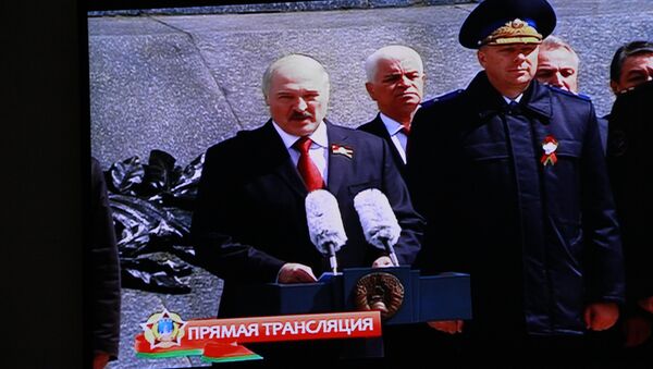 Президент Беларуси Александр Лукашенко обратился к соотечественникам после церемонии возложения цветов к обелиску на Площади Победы - Sputnik Беларусь