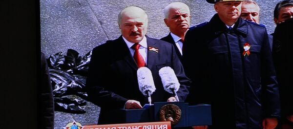 Президент Беларуси Александр Лукашенко обратился к соотечественникам после церемонии возложения цветов к обелиску на Площади Победы - Sputnik Беларусь