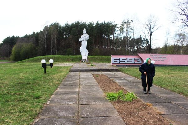 На месте одного из сараев, в котором жгли людей, поставили монумент и стену памяти На месте одного из сараев, в котором жгли людей, поставили монумент и стену памяти - Sputnik Беларусь