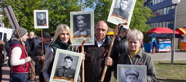 Супруги Татьяна и Александр и их дочь Полина участвуют в шествии Бессмертного полка с его зарождения в Бресте - Sputnik Беларусь