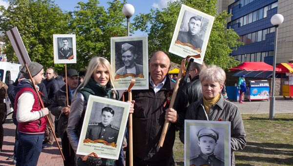 Супруги Татьяна и Александр и их дочь Полина участвуют в шествии Бессмертного полка с его зарождения в Бресте - Sputnik Беларусь