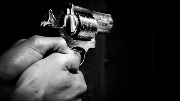Вооруженный пистолетом мужчина, архивное фото - Sputnik Беларусь