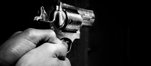 Вооруженный пистолетом мужчина, архивное фото - Sputnik Беларусь