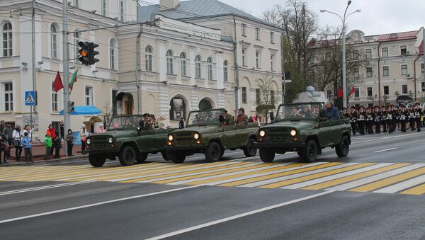 Ветераны проехали по центральной улице Витебска на автомобилях - Sputnik Беларусь