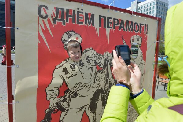 Карикатурные фотозоны разместились возле Дворца спорта - Sputnik Беларусь