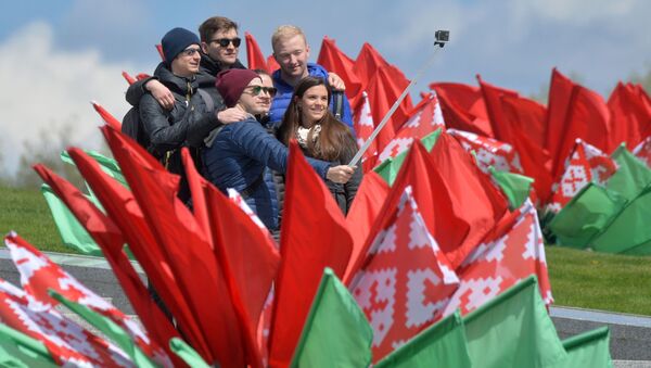 Не обошлось и без селфи - молодежь активно фотографировалась на фоне белорусской государственной символики - Sputnik Беларусь