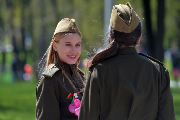 Волонтеров, одетых в форму солдат времен Великой Отечественной, можно было встретить во всех частях Минска. Как девушек... - Sputnik Беларусь