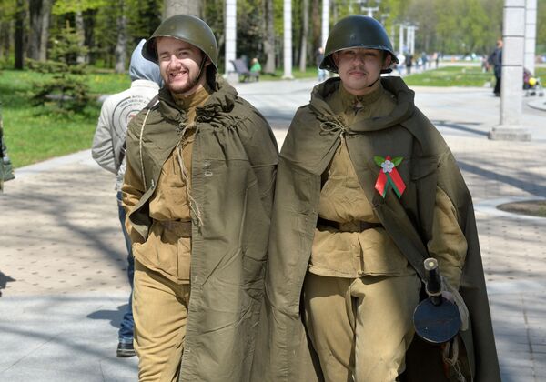 ...так и парней в армейских плащ-палатках и с муляжами автоматов ППШ - Sputnik Беларусь