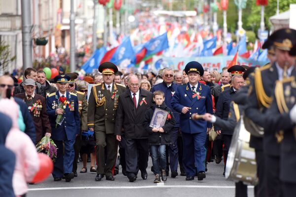 Праздничное шествие прошло по главной улице города – Советской. Колонна из пяти тысячи человек растянулась на километр - Sputnik Беларусь