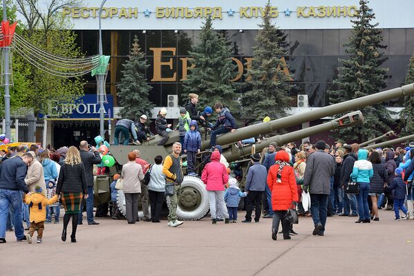 На главной городской площади развернулась выставка военной техники - Sputnik Беларусь