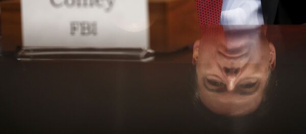 Отражение бывшего директора ФБР Джеймса Коми - Sputnik Беларусь