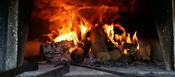 Дрова в печи, архивное фото Дрова в печи, архивное фото - Sputnik Беларусь