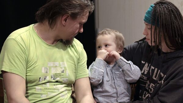 Активисты группы Война Олег Воротников с женой Натальей Сокол и сыном Каспером - Sputnik Беларусь