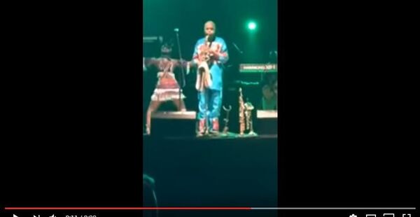 Музыкант из Нигерии 46 минут беспрерывно дул в саксофон - Sputnik Беларусь