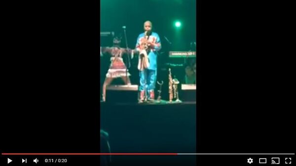 Музыкант из Нигерии 46 минут беспрерывно дул в саксофон - Sputnik Беларусь